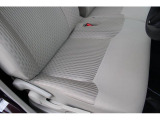 乗り降りする機会が多く痛みの出やすい運転席シートの座面と右サイド部のアップの写真、ご検討の際の参考にしてください