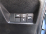 パーキングセンサーや横滑りを防ぐVSA等のスイッチ類は運転席の右側、手の届きやすい位置にあります。