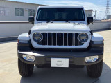 「どこにでも行ける。何でもできる。」Jeepに息づく自由の精神はその素晴らしい性能で、Jeepだから辿り着ける未知なる世界へ誘い心と身体を開放します。