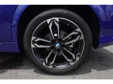 BMW純正アロイホイール。安心の純正タイヤが標準装備です。お車詳細や展示状況はフリーダイヤル(0078-6002-498412)またはBPS城東鶴見06-6933-6600迄お気軽にお問合せ下さい。