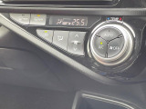 【オートエアコン】一度お好みの温度に設定すれば、車内の温度を検知し風量や温度を自動で調整。暑い&hellip;寒い&hellip;と何度もスイッチ操作をする必要はありません。快適な車内空間には必須の機能ですね♪