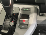 オートブレーキホールド機能付きです☆停車中にブレーキペダルから足を離しても、停車状態が続きます。渋滞、信号待ちの間等、安心です。アクセルを踏めば自動解除され、再発進できます。