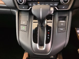 シフトはインパネシフト、パーキングブレーキは電子制御なので運転席と助手席の間はすっきりしています。