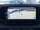 タッチスクリーンをタップするかスワイプするだけですべての機能を呼び出せます。Apple CarPlayおよびAndroid Autoに対応しスマートフォンとのシームレスな 連携も実現。さらに、USBポートを標準装備しています。