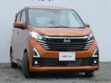 LEDヘッドライトです。ハイビームアシスト・ヘッドランプをハイビームにして走行中、前方の対向車や先行車がいたり、明るい場所を走行すると自動でロービームになります。