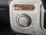 【オートエアコン】一度お好みの温度に設定すれば、車内の温度を検知し風量や温度を自動で調整。暑い&hellip;寒い&hellip;と何度もスイッチ操作をする必要はありません。快適な車内空間には必須の機能ですね♪