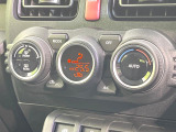 【オートエアコン】一度お好みの温度に設定すれば、車内の温度を検知し風量や温度を自動で調整。暑い&hellip;寒い&hellip;と何度もスイッチ操作をする必要はありません。快適な車内空間には必須の機能ですね♪