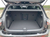 ラゲージルームは十分な広さです。床板の位置も2段階で調整可能で、大きな荷物のときも安心です。