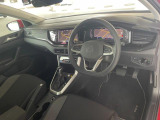 車に乗り込む際に見える景色です。分かりにくいかもしれませんが、ナビがちょっと運転席側に傾いており、走行中に視線を正面から離れない様に考えてデザインしております。