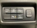 運転席脇のクラスタースイッチ部分にはカメラ切り替えスイッチ、パーキングセンサー、その他走行系スイッチを集中配置しております。