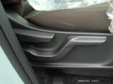 運転席はハイトアジャスター付きですのでシートの高さも調節できますよ!
