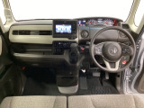 車内は光触媒抗菌消臭施工済です。スタイリッシュなデザインで暖かみのあるインパネ周りを演出します。グローブボックスやカップホルダーのほかにトレーなどたくさんの収納スペースが装備されています。