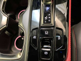 停車時のブレーキホールド機能に対応した電動パーキングブレーキ。渋滞や信号待ちで便利なブレーキホールド機能も装備されています