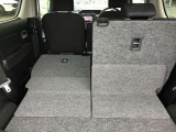 トランクルーム!リアシートは片方ずつ倒せます。乗車員数や積む荷物に応じてアレンジが可能ですので多彩に使えてとても便利です。