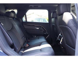 禁煙車として入庫しておりますので、いやな匂いや使用感もありません。自動車工学で造形された、伝統と新しさを兼ね備えたラグジュアリーな空間でドライビングをお楽しみください。