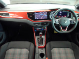 シンプルなデザインと一目でわかるスイッチの配置はPeoples Car=みんなの車という考えの現れです。各スイッチにはバックライトもついており、夜間でも安全に操作して頂けます。