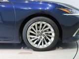 純正のアルミホイール装着車です。タイヤサイズは235/45R18です。