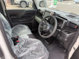 毎日過ごす運転席は要チェック。シートのへたり・擦れ、視界のイメージまで伝わる重要ポイント。