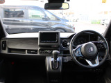 操作性に優れた運転席となります!小物入れや各ボタンの配置にこだわり、使いやすいです!座り心地もよく視認性も良好なのでロングドライブもお任せ下さい!