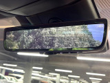 【デジタルインナーミラー】後席の大きな荷物や同乗者で後方が確認しづらい時でも安心!カメラが撮影した車両後方の映像をルームミラー内に表示。クリアな視界で状況の確認が可能です!