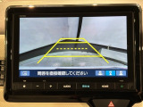 リバースギアに入れるだけで後方の表示へ切り替わります。夜間や雨の日の駐車も楽になりますよ。
