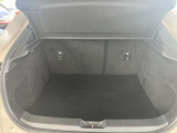 リアゲートの開口部も大きく、荷物の出し入れもスムーズに行えます。重たい荷物でも体に負担を掛けることなく積み下ろしができるよう、地上から開口部下の高さは人間特性に基づいて設計されています。
