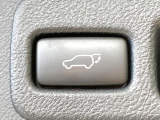 【パワーバックドア】スマートキーや運転席のボタンを押すだけでリアゲートが自動で開閉します!荷物を持っている時や、高い位置にあるバックドアを閉める際に便利な機能です♪