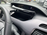 ダッシュボードに収納スペースがございますので、運転席から離れることなく、小物を出し入れすることができます。