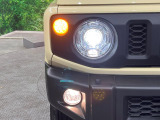【LEDヘッドライト】悪天候や夜間走行時も良好な視界を確保し安心して運転できる高輝度LEDヘッドライトを装備!点灯速度が早く、消費電力も抑えられています。