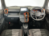 【インパネ】運転のしやすさを最優先に設計された見晴らしの良いフロントビュー。車両間隔が掴みやすく狭い道でも安心♪「安全」と「品質」を最優先に、安心してお乗りいただけるクルマを提供いたします。