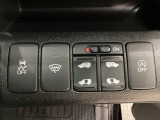 リアドアは乗り降りに便利な両側電動スライドドアです。また運転席に座っていながらスイッチ操作で自在にスライドドアを開け閉めできます。またHondaセンシング用のVSA解除スイッチも装備しています。