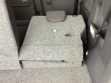 リアシートは簡単に倒すことができるので、ラゲッジルームも広がります。