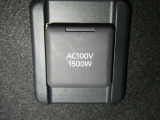 【電源コンセント】非常時やキャンプなどに役立つAC100V/1500Wコンセント付きです。
