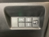 ハンドルの右側にはヘットライトリベライザーとHondaセンシング用のメインスイッチがついています。ヘッドライトリベライザーは道路状況や積荷の加重に応じてライトの高さを調節できます。