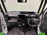 360&deg;UV&IRカット機能ガラス採用。見易い計器類と運転し易いレイアウトのドライビングポジションは、極細Aピラーの採用で視角も少なく前方&左右の見切りが良く安心して運転できます。