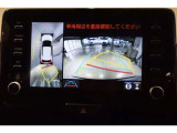 パノラミックビューモニター付きです。車両を上から見たような映像をディスプレイ画面上に表示。運転席からの目視だけでは見にくい、車両周辺の状況をリアルタイムでしっかり確認できます。