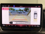 ギアをリバースに入れると車両後方の映像を映し出します。画面にはガイドラインが表示され、車庫入れや縦列駐車などの際に安全確認をサポートします。