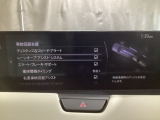 カメラが車線を認識してはみ出しそうになるとステアリングアシストが介入するレーン・キープ・アシストシステムを装備しております。お好みで作動・非作動の設定も可能です。