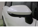 バイカラーがお洒落なウインカーミラーです。ウインカーミラーは対向車や歩行者などからの視認性が良く、安全性が向上します。相手への気遣いも大切ですよね。