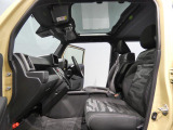 【くつろげるフロント席】座席は丁寧に清掃しております。適度なホールド感があり運転中の姿勢を優しく支えてくれるため、長距離の移動でも疲れにくく快適です。