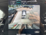 【マルチテレインモニター】車のフロントやサイドのカメラ画像を同時にモニター表示することで、悪路や狭い道を走行時でも周囲の状況確認ができ安心!本格SUVにうれしい装備です♪