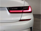 大型のL字型のリアランプもLEDライトを採用。洗練されたデザインにより、シャープなLEDランプの点灯します。後ろからの見た目にもこだわっております。