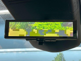 【インテリジェントルームミラー】後席の大きな荷物や同乗者で後方が確認しづらい時でも安心!カメラが撮影した車両後方の映像をルームミラー内に表示。クリアな視界で状況の確認が可能です!