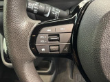 ステアリングにオーディオ操作スイッチが付いています。オーディオ画面に直接タッチしなくても操作が出来ますので、運転に集中できます。