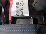 助手席の下には収納ボックスあります!
