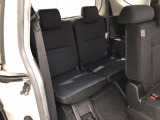 サードシートです。荷物が思ったより多くなった時や、大人数のドライブなど様々なシーンで対応が来ます。片方を畳んで荷物を載せたり、シートアレンジも自由自在。