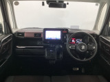 【前方視界】開放的な前方視界!運転がしやすく疲れにくいです♪窓が大きく、見通しがとっても良いおクルマですよ♪