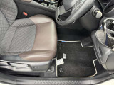 運転席シート足元です。