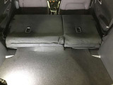 トランクルーム!リアシートは片方ずつ倒せます。乗車員数や積む荷物に応じてアレンジが可能ですので多彩に使えてとても便利です。