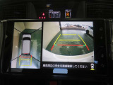 パノラミックビューモニター搭載。カメラで車両周囲の状況を映し出すため、狭い場所での駐車などに役立ちます。